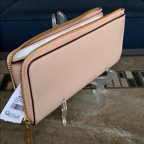 Michael Kors Jet Set Lg Three QTR Zip Wallet - Picture 11 of 16